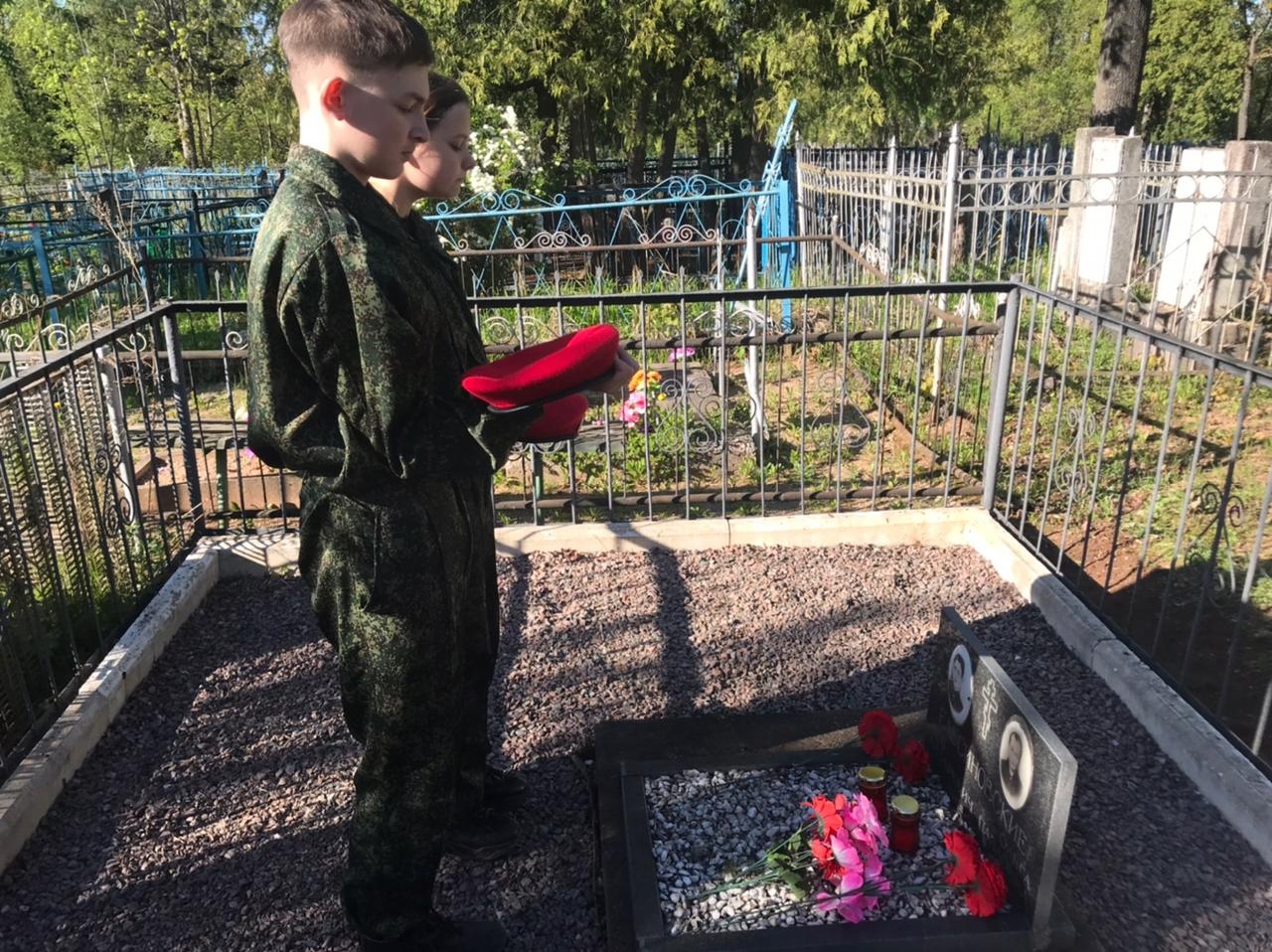 Могилу солдата привели в порядок в Новосокольническом районе в рамках акции «Верни герою имя»