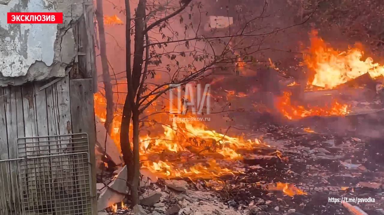Пожарные ликвидируют возгорание многоквартирного дома в Печорах