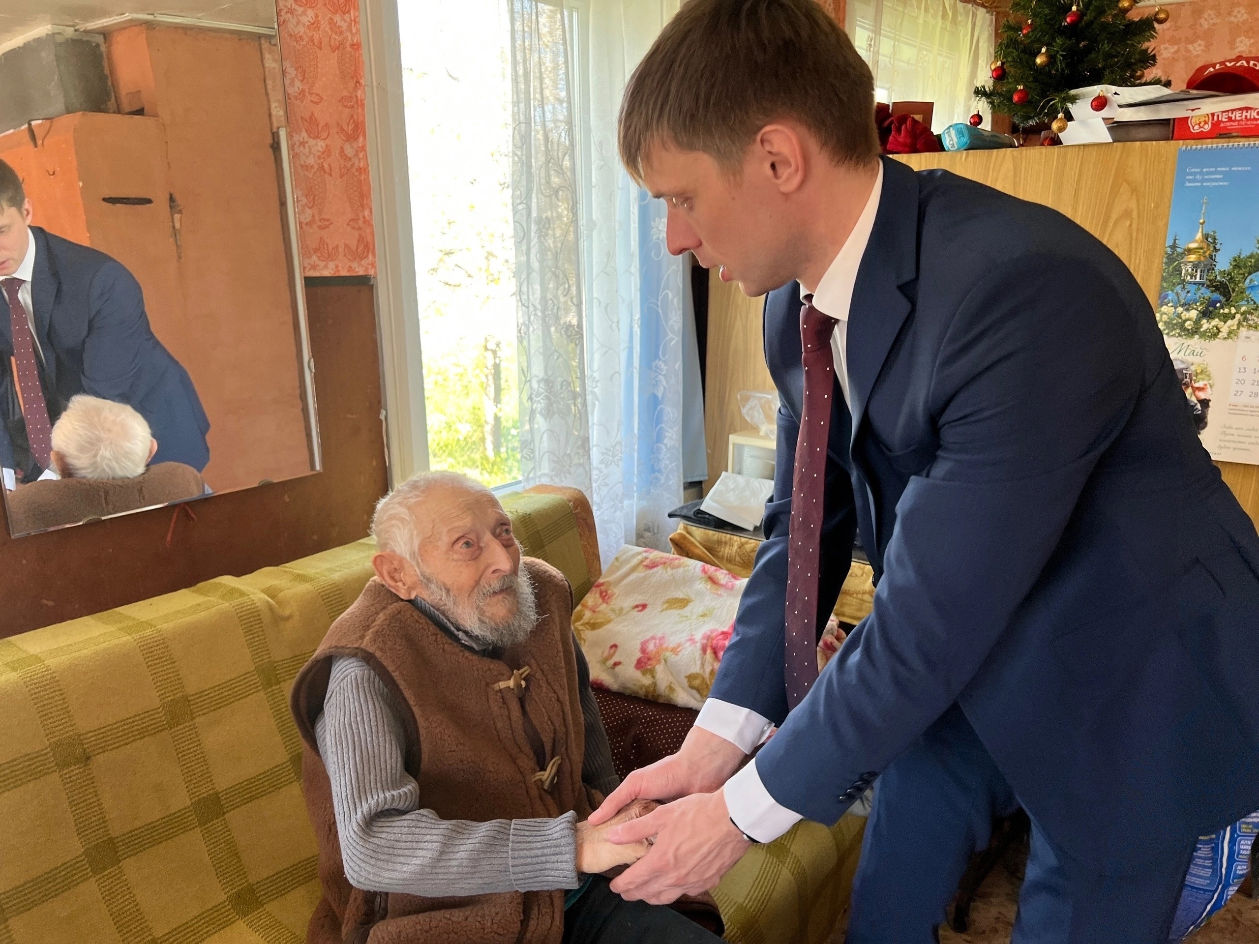 Ветерана Великой Отечественной войны Василия Тимофеева из Печор поздравили с Днём Победы