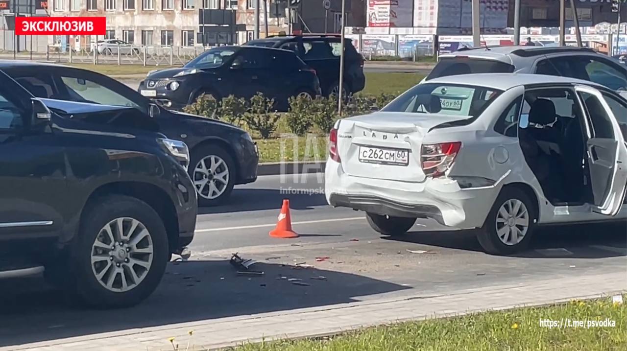 Пьяный водитель протаранил два автомобиля в Пскове