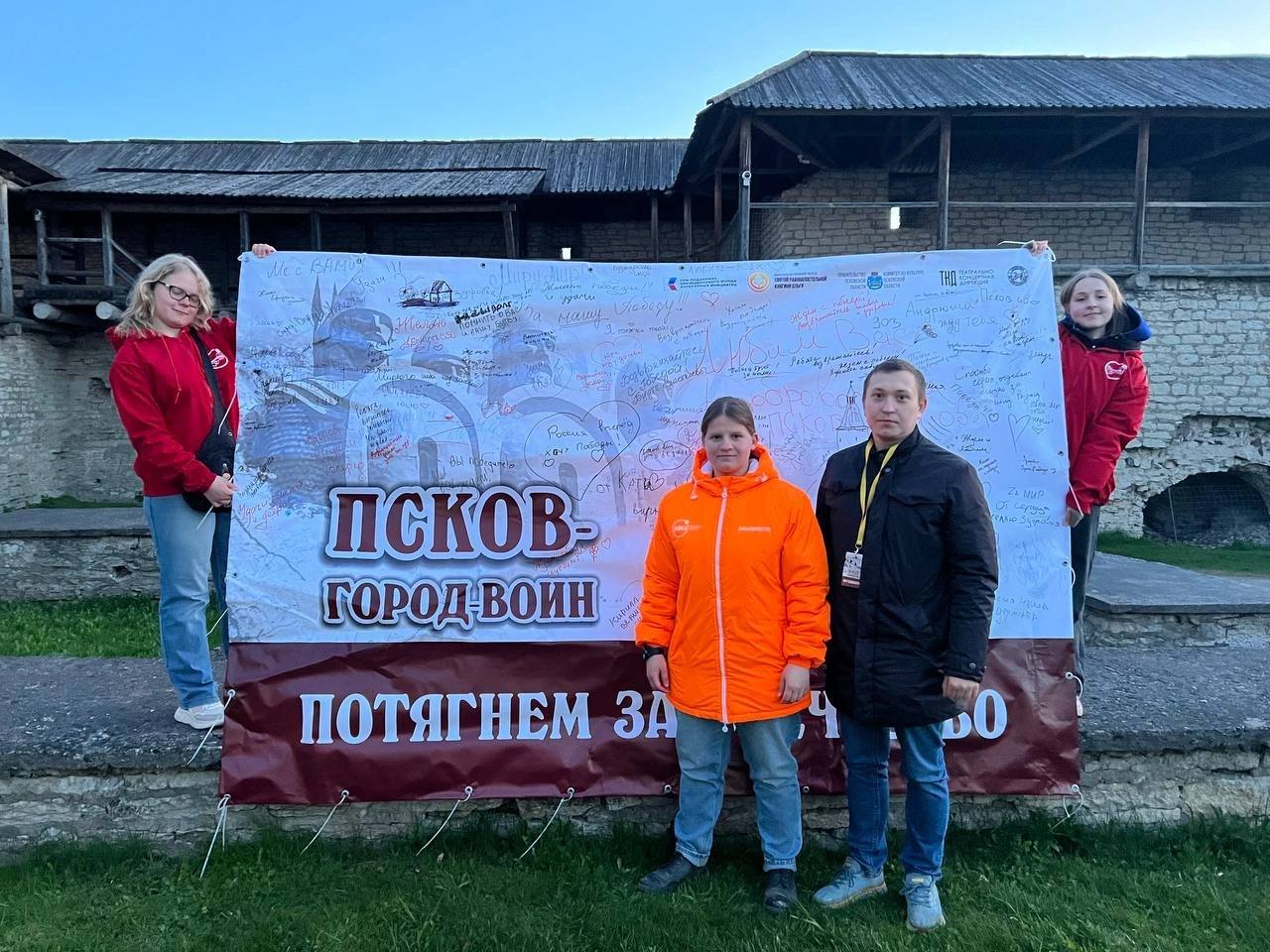 Зрители мультимедийного спектакля «Псков – город-воин» оставили послания бойцам СВО 