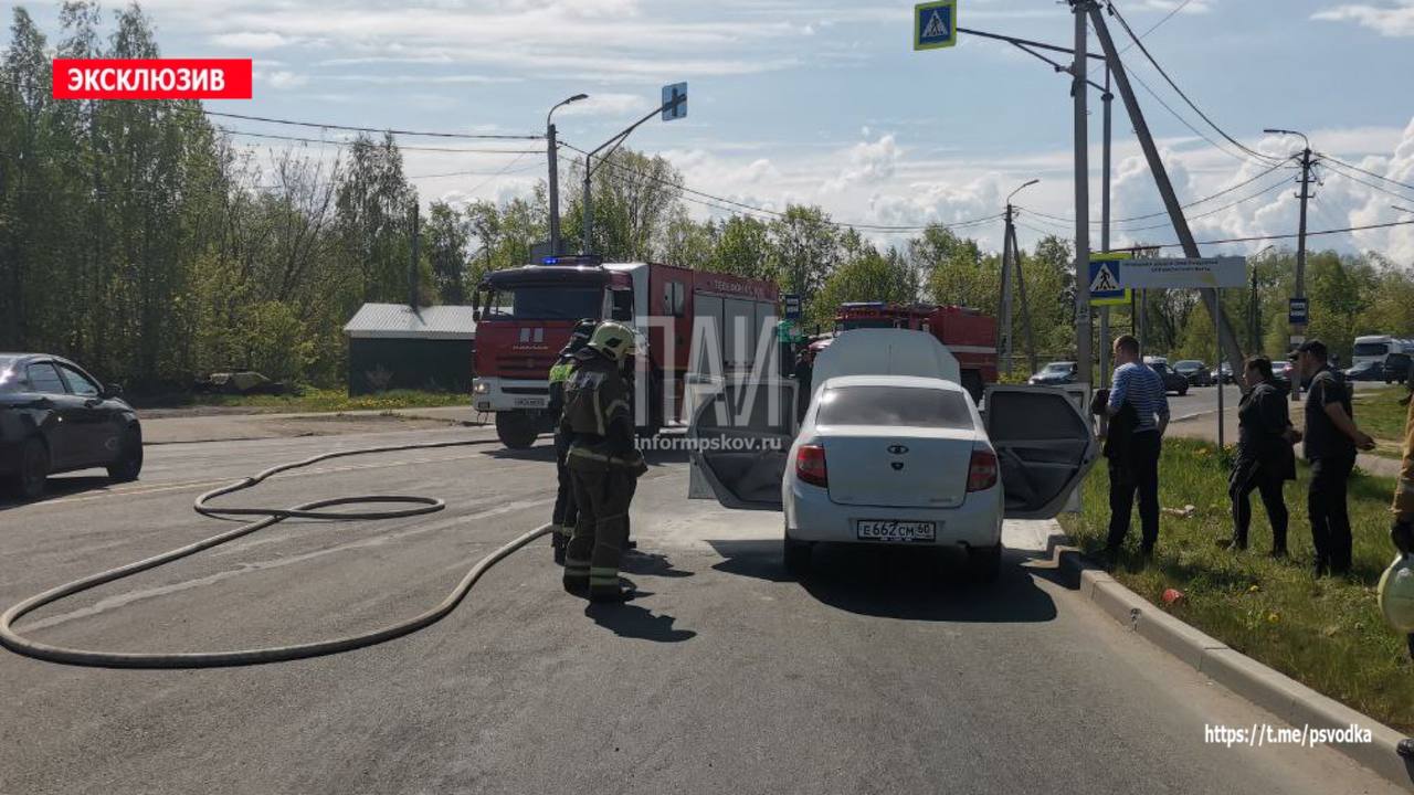 Автомобиль загорелся посреди дороги в Пскове