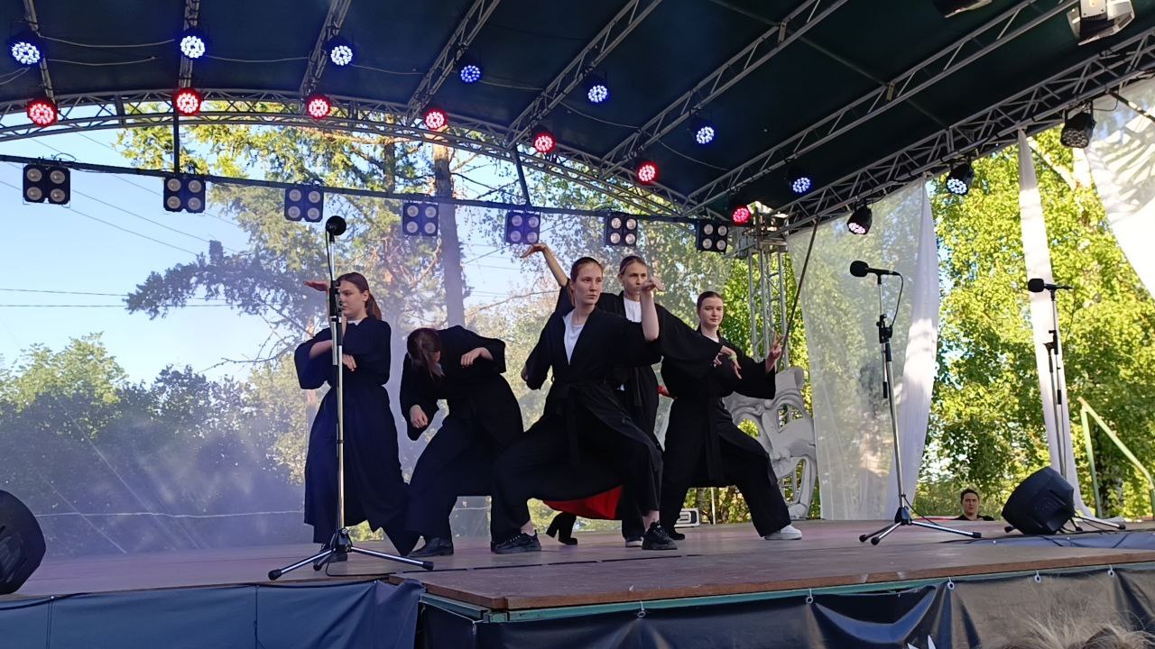 Открытие Всероссийского театрального фестиваля-конкурса любительских театральных коллективов «Смотри-2024» проходит в деревне Родина Псковского района 