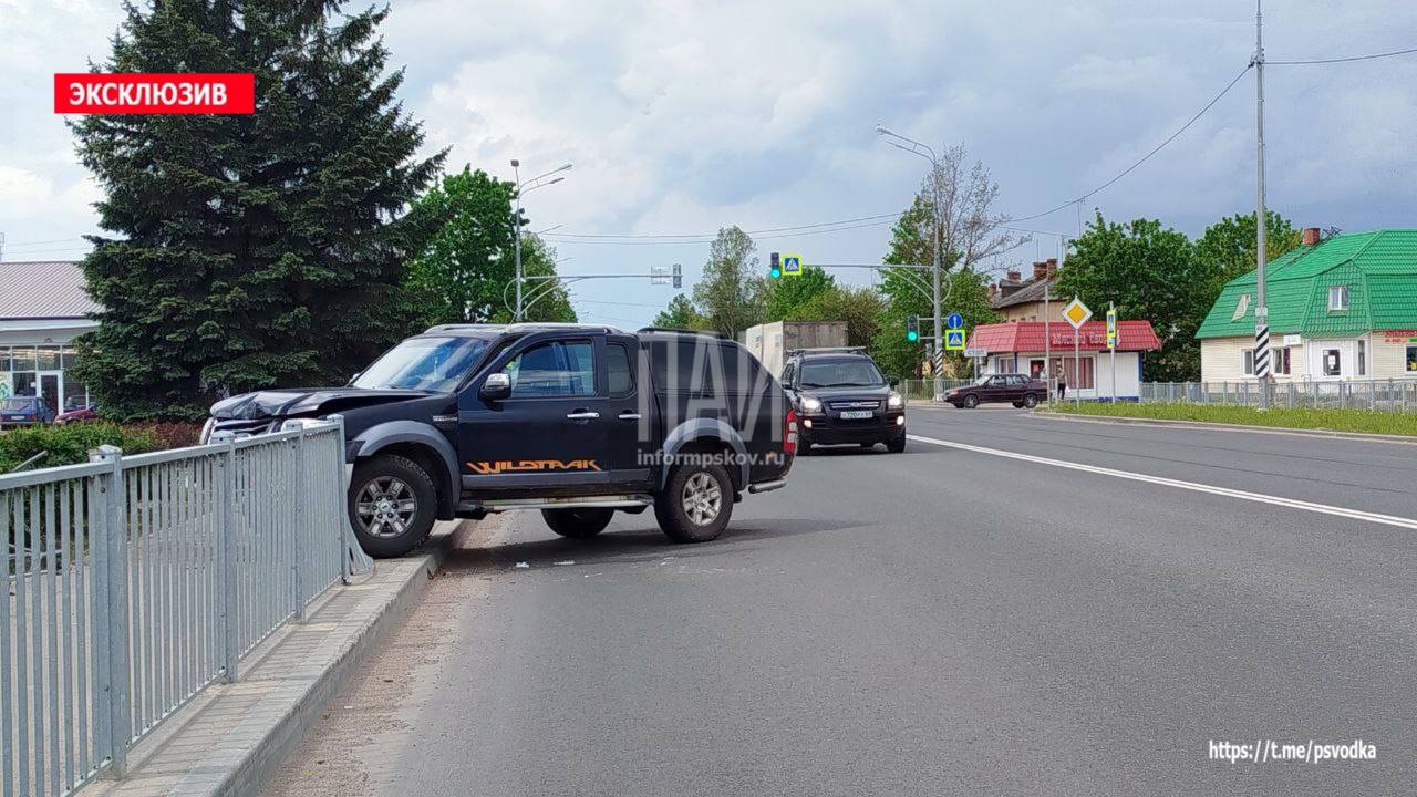 Внедорожник протаранил ограждение пешеходной зоны в Пустошке