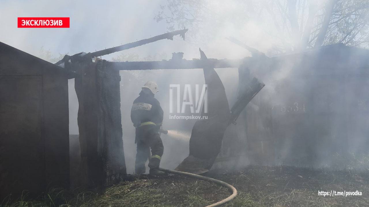 Пожарные ликвидируют возгорание гаражей и сараев в Новосокольниках