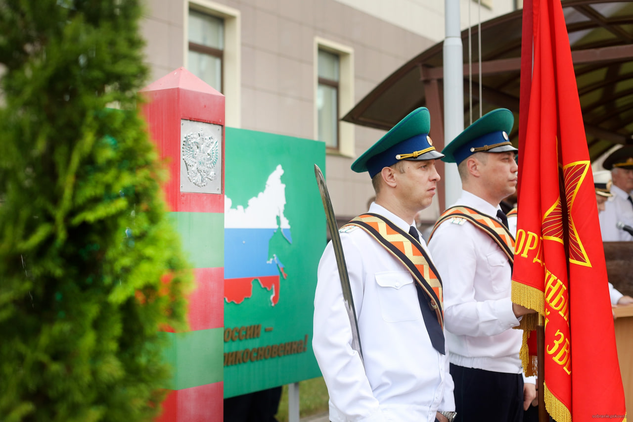 В День пограничника в псковском управлении прошёл торжественный митинг