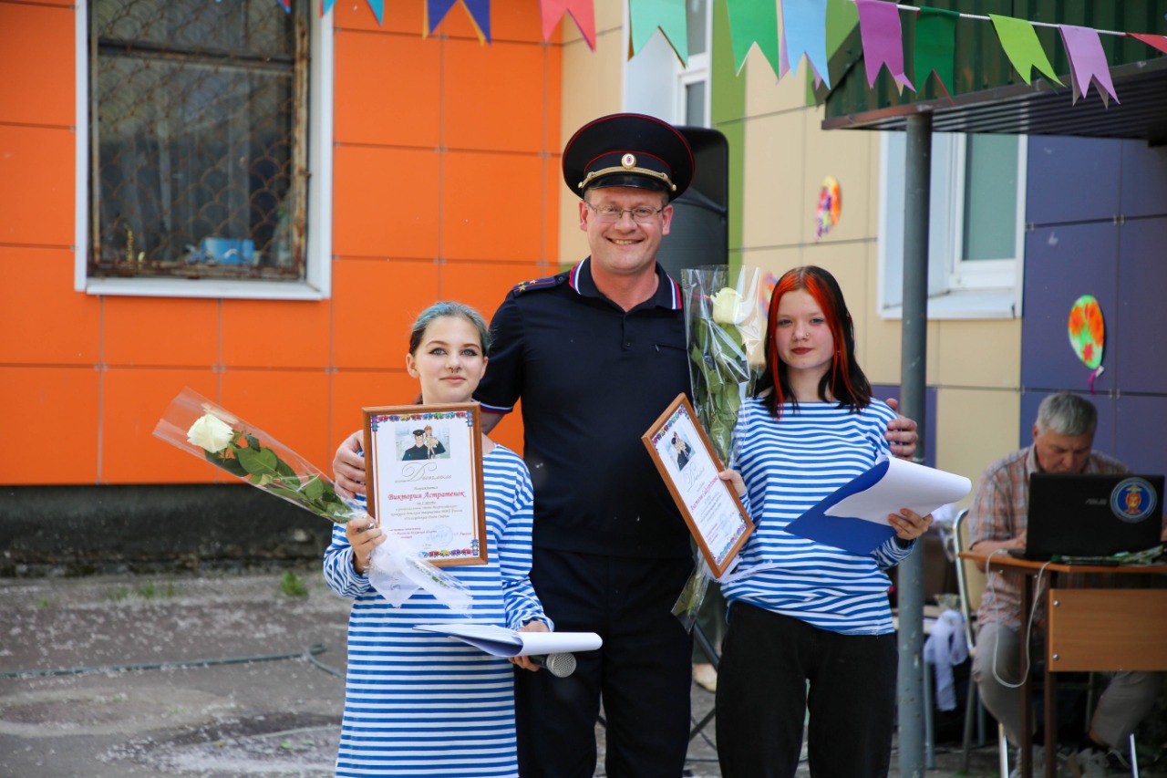 Полицейские поздравили воспитанников Псковского детского дома с Днём защиты детей