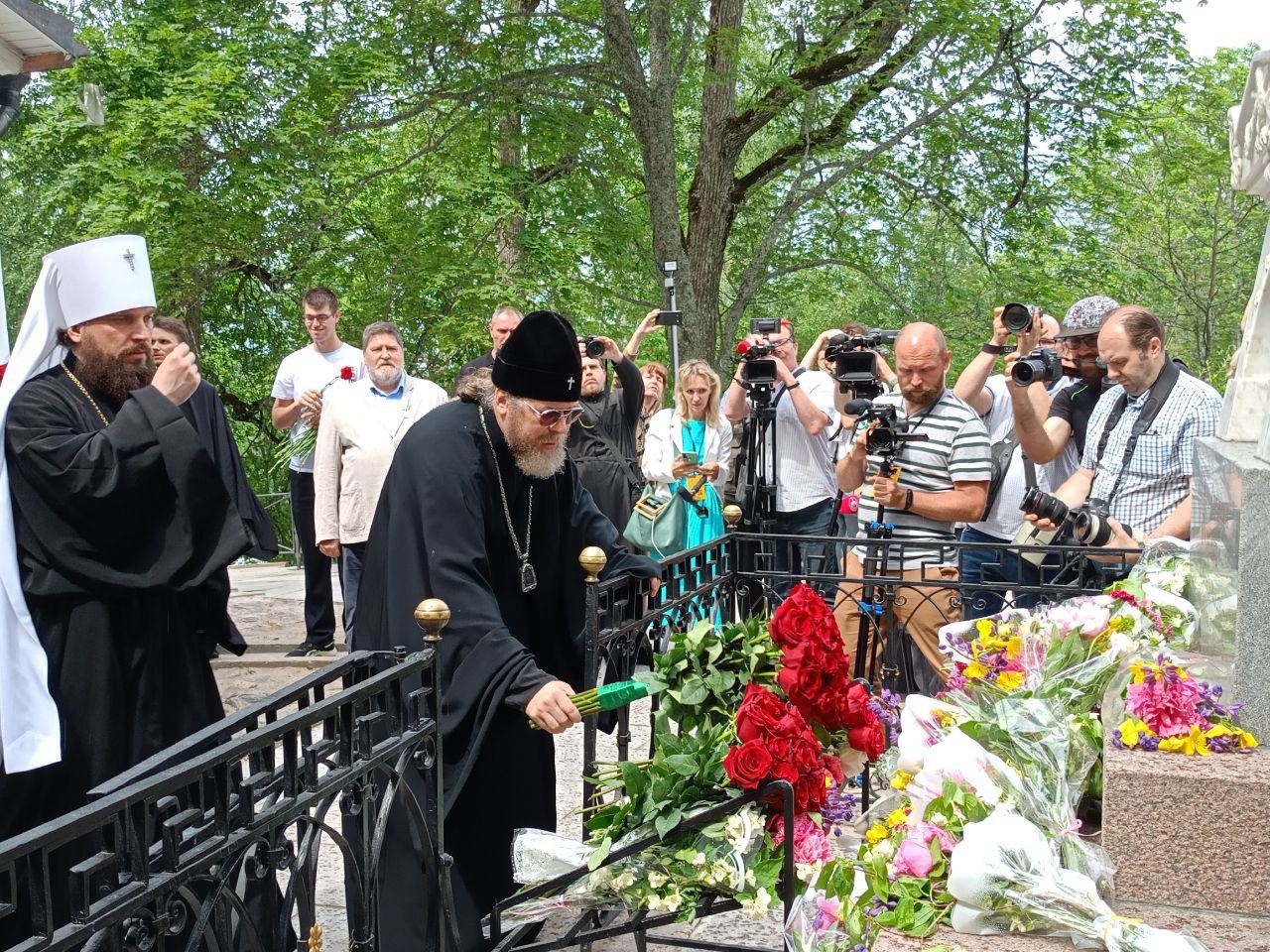 Лития проходит на могиле Александра Пушкина 