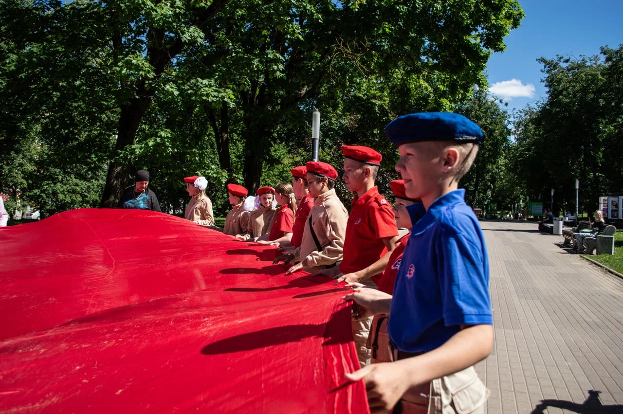 Огромный флаг России развернули в центре Пскова