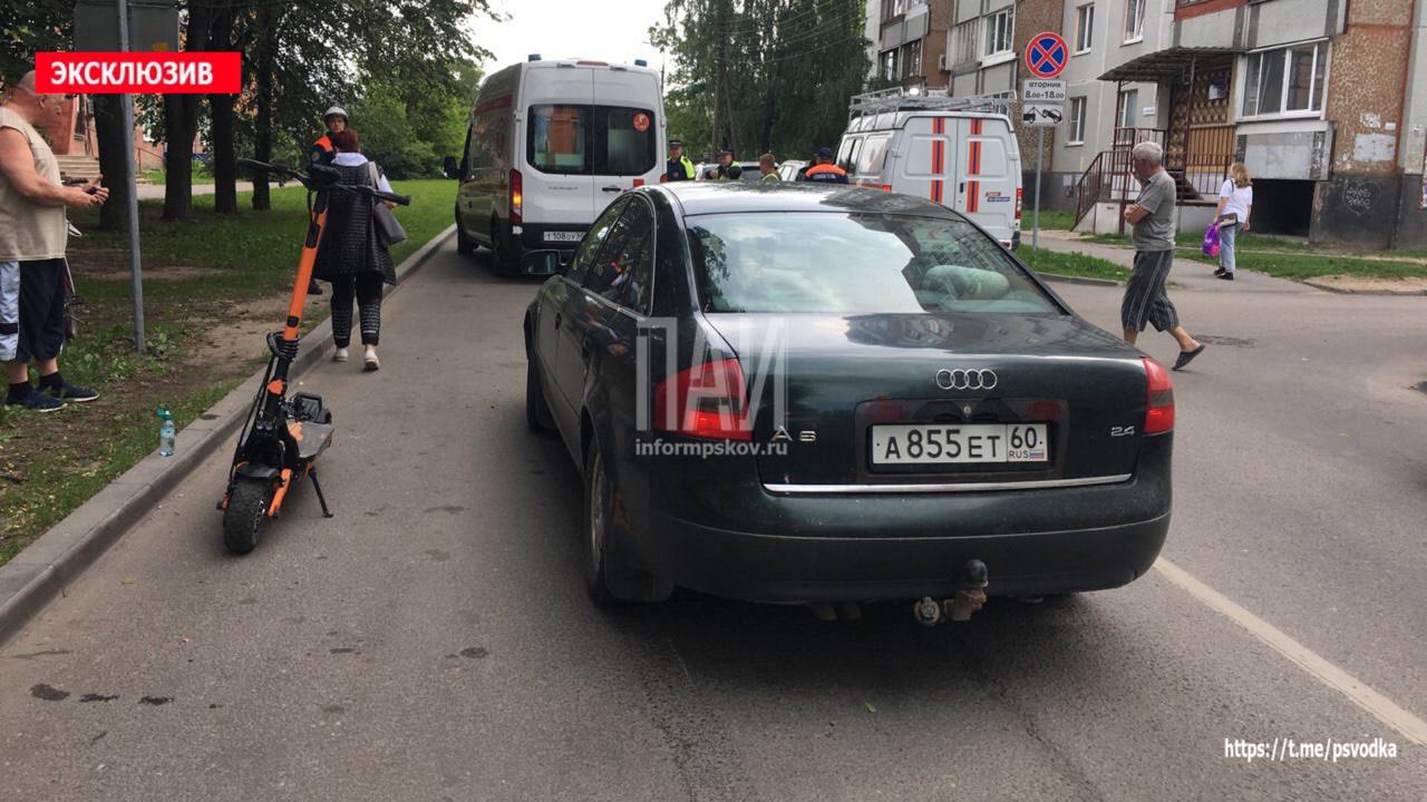 Автомобиль и электросамокат столкнулись в Пскове