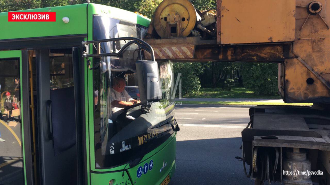 Полный пассажиров автобус и кран столкнулись в Пскове