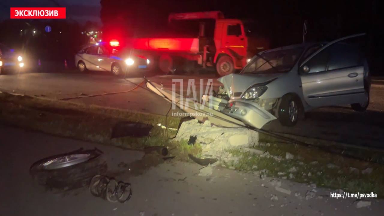 Пьяный водитель врезался в фонарный столб в Пскове