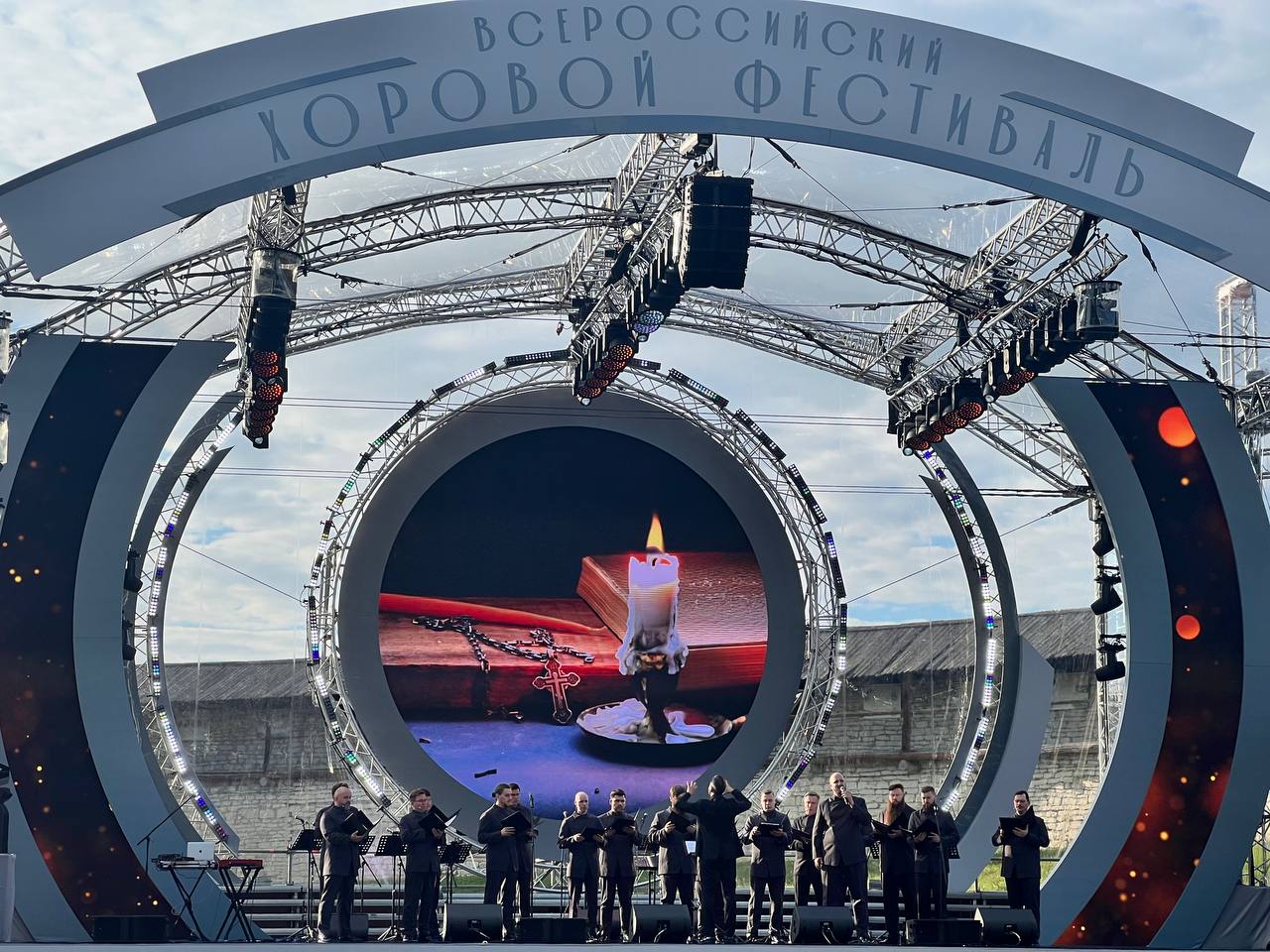 Хор московского Сретенского монастыря выступает в Пскове