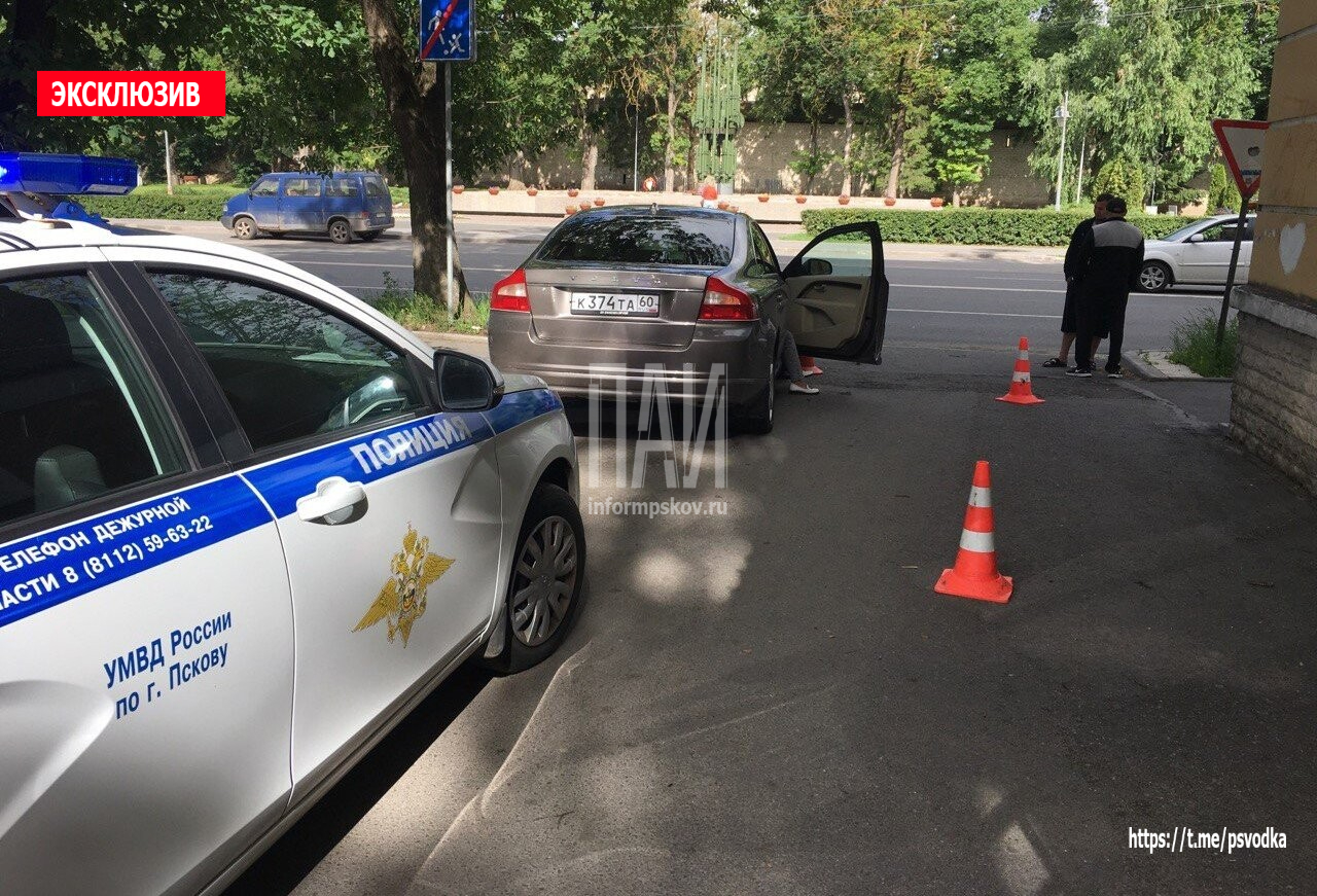 Самокатчицу сбили в Пскове