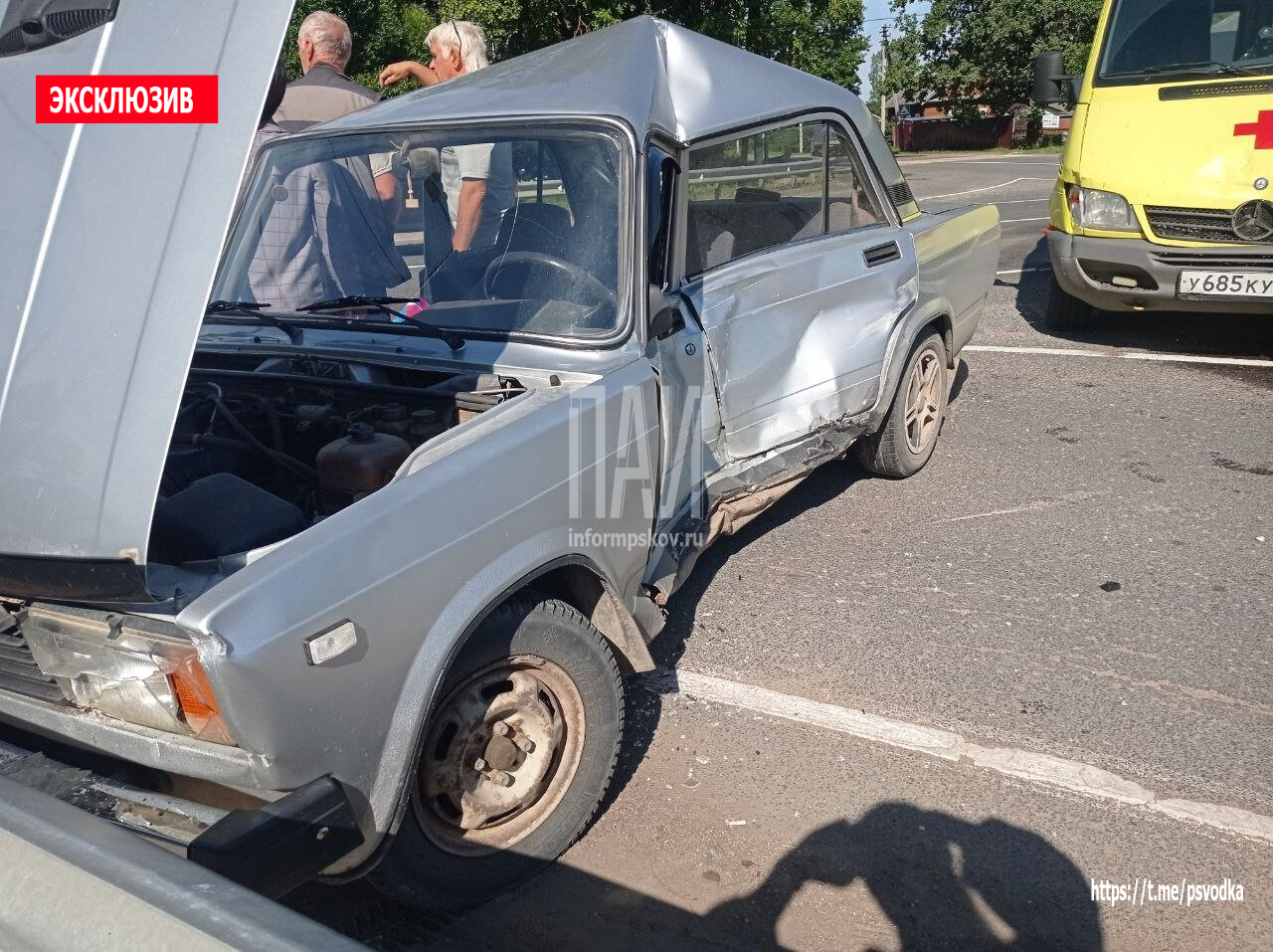 Водитель ВАЗа пострадал в ДТП с автомобилем реанимации в Опочке