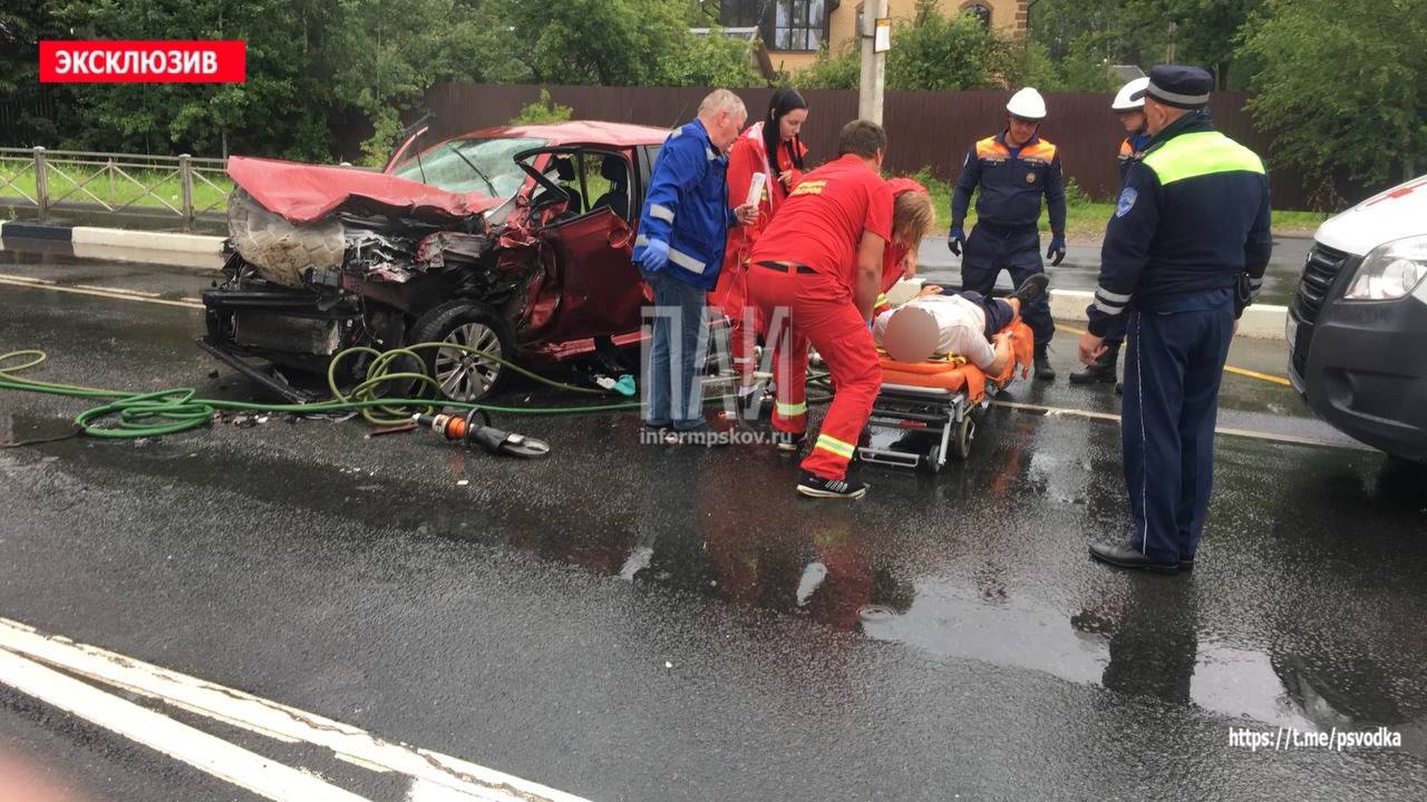 Два человека пострадали в результате ДТП на Ленинградском шоссе в Пскове