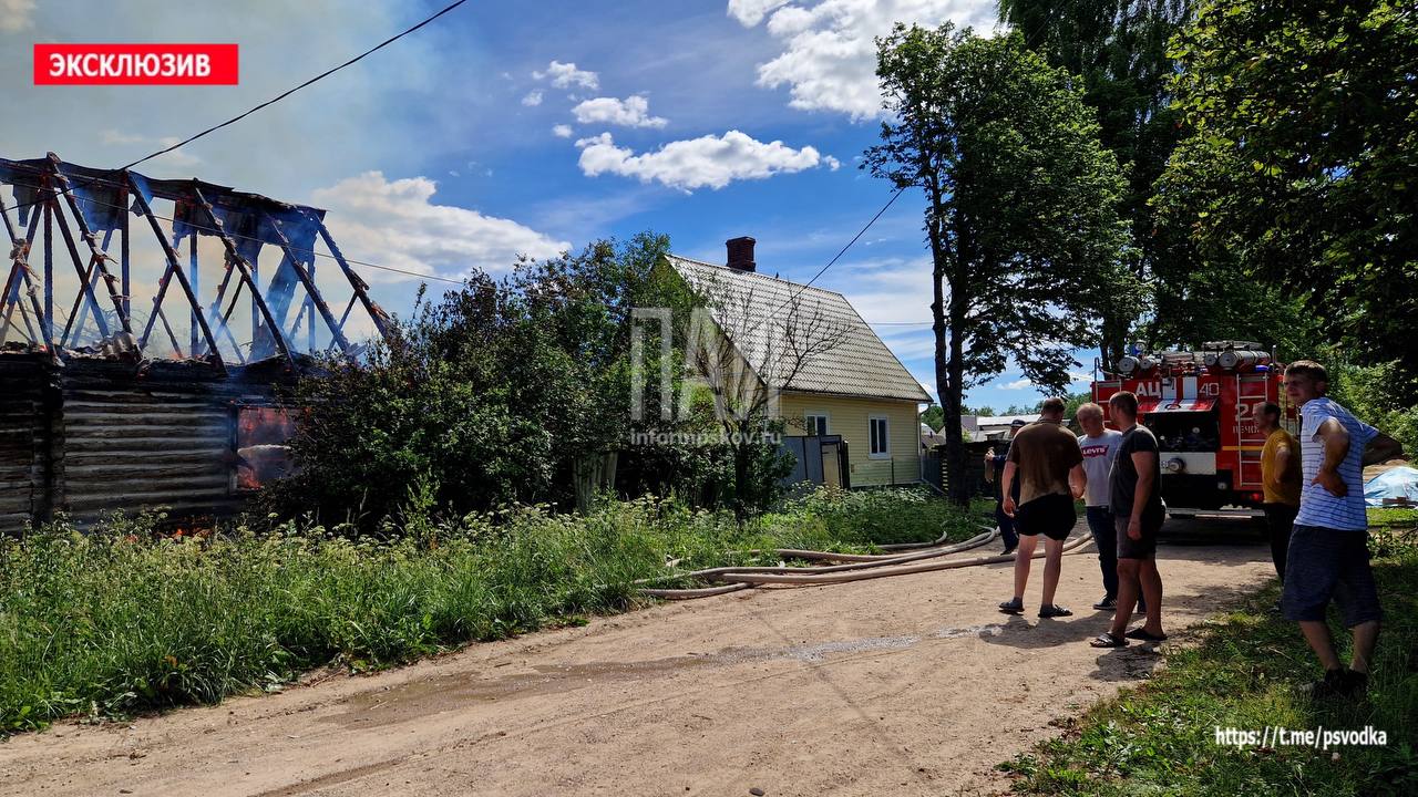 Пожарные ликвидируют возгорание дома в Печорах