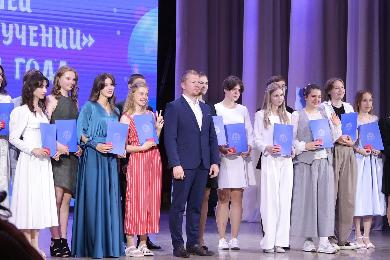 Выпускников-медалистов награждают в Пскове