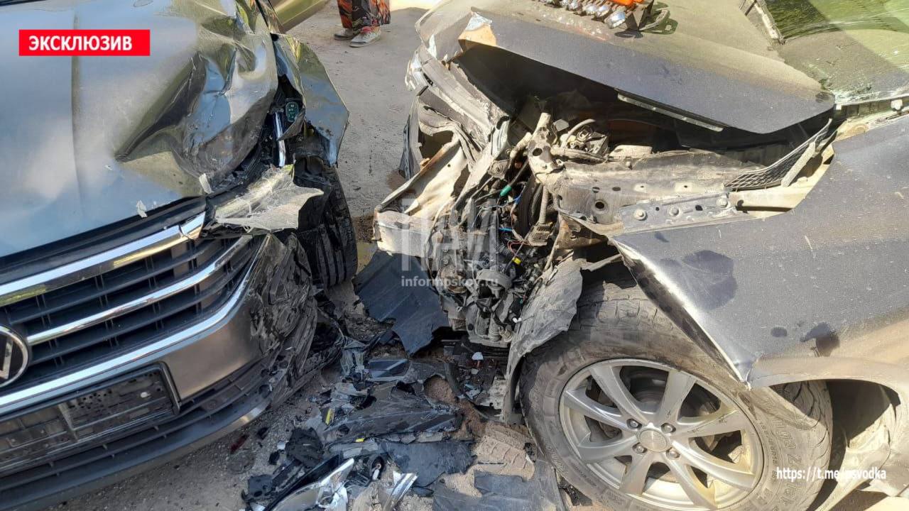 Лобовое столкновение двух автомобилей произошло в Порховском районе