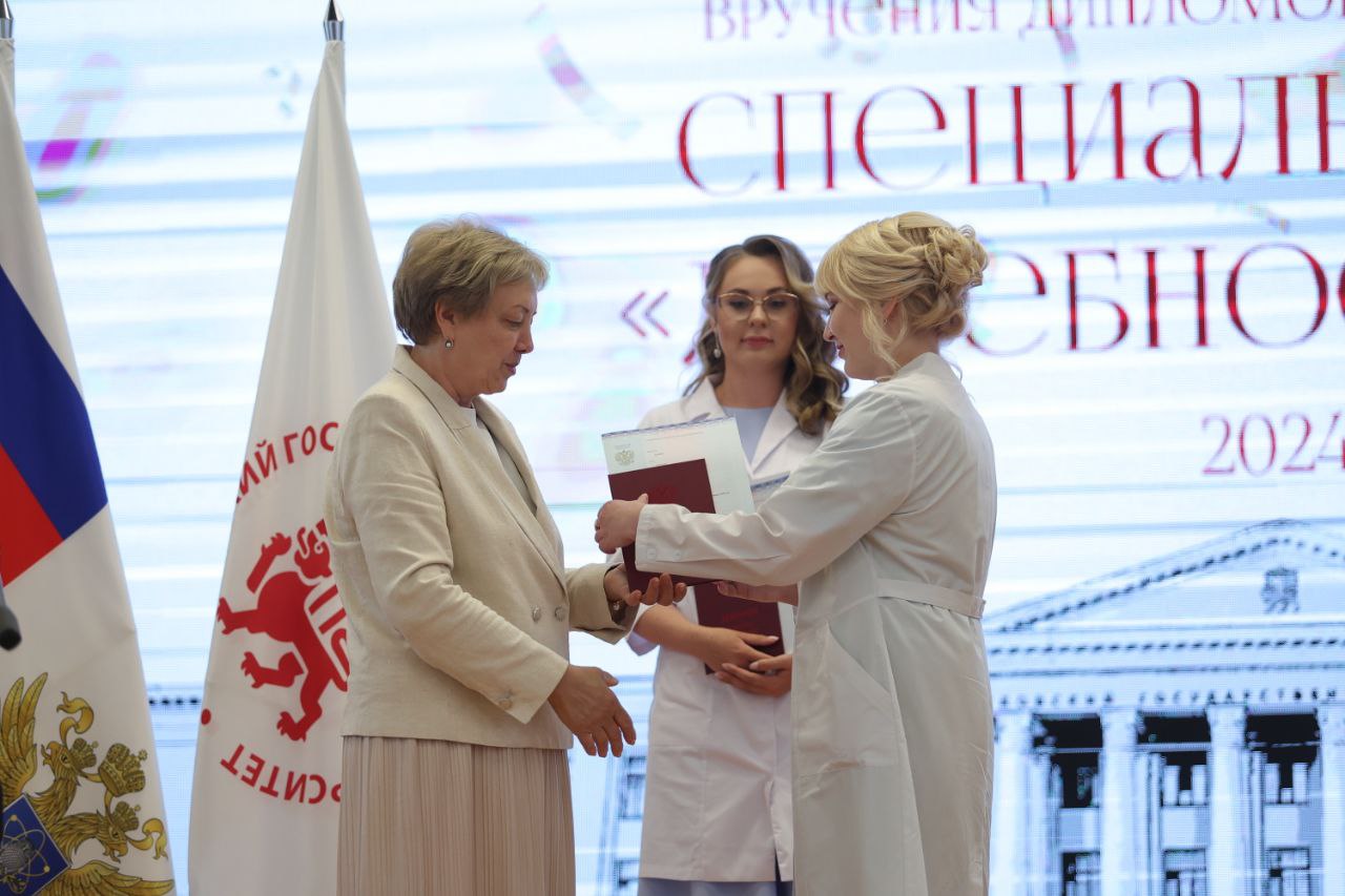 Вручение первых дипломов студентам-медикам