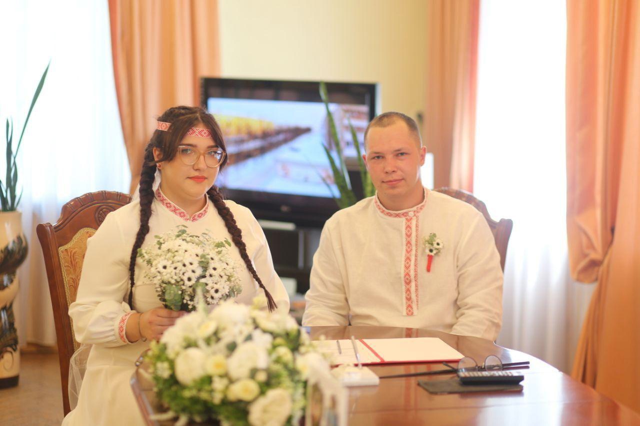 Как в старину: Великолукские молодожены сыграли свадьбу в славянском стиле