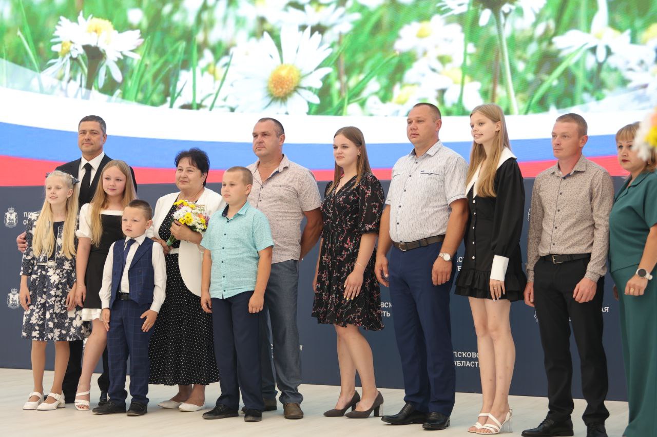 Михаил Ведерников наградил медалями девять многодетных семей Псковской области