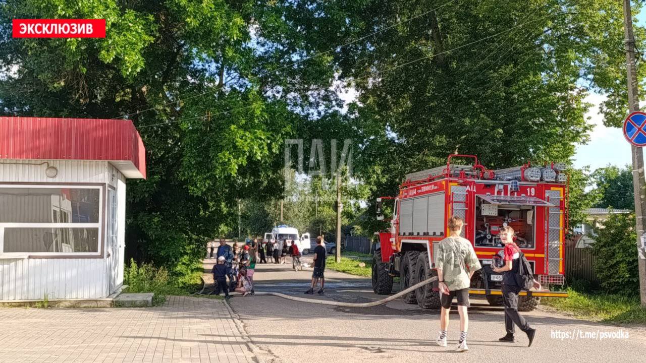 Пожарные ликвидируют возгорание дома в Новосокольниках