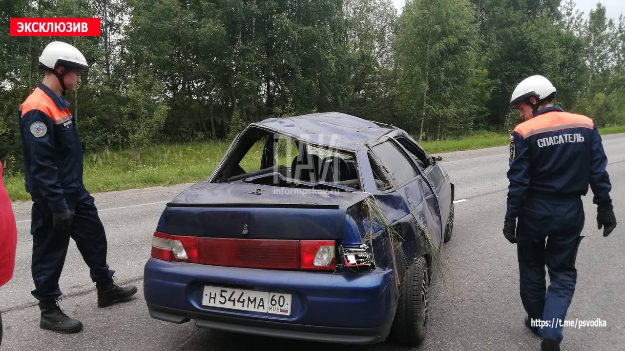 Водитель госпитализирован в результате опрокидывания автомобиля в Псковском районе