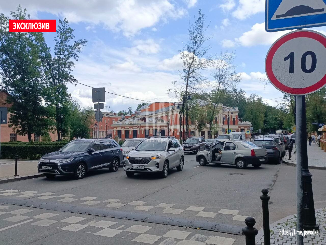 Движение транспорта затруднено на улице Ленина в Пскове