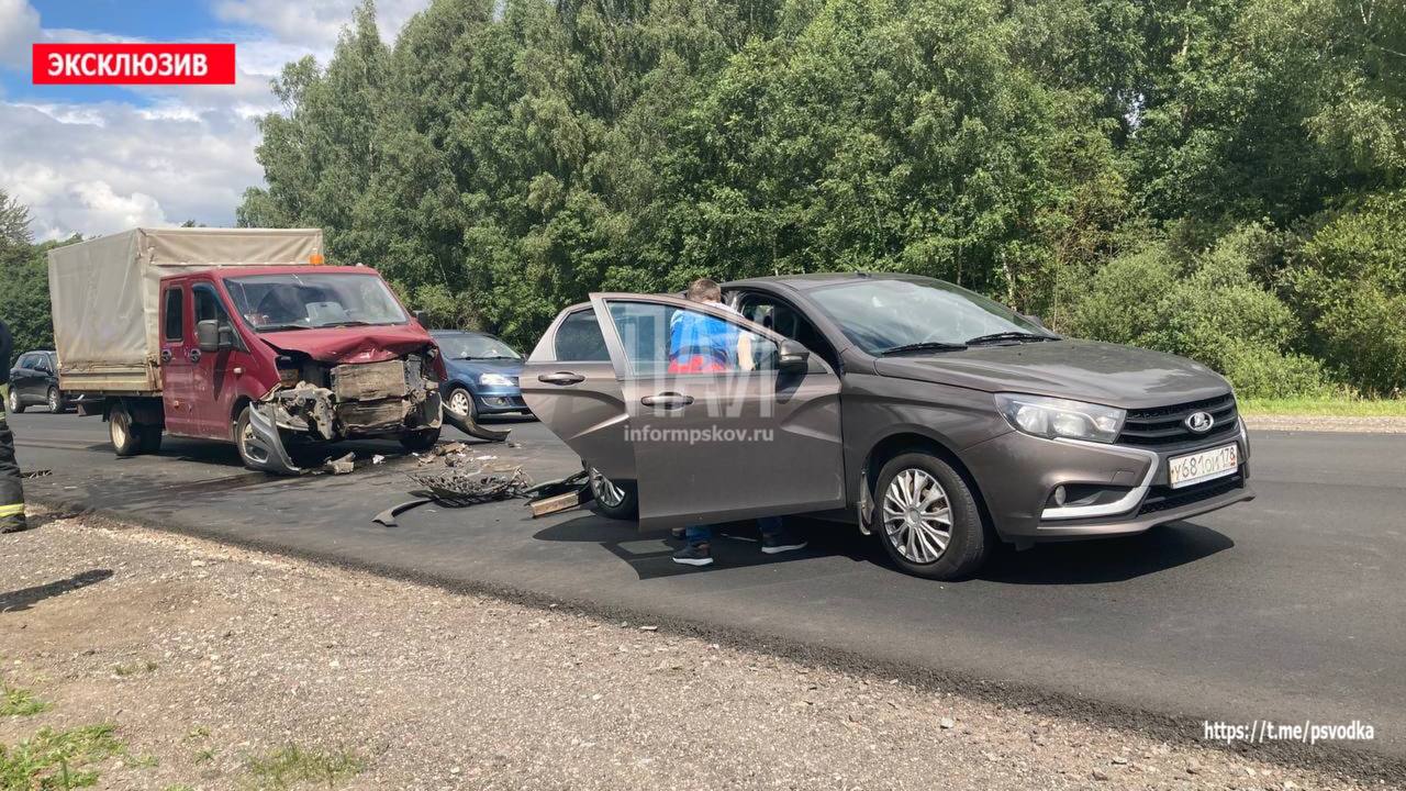 Два человека пострадали в ДТП в Островском районе  