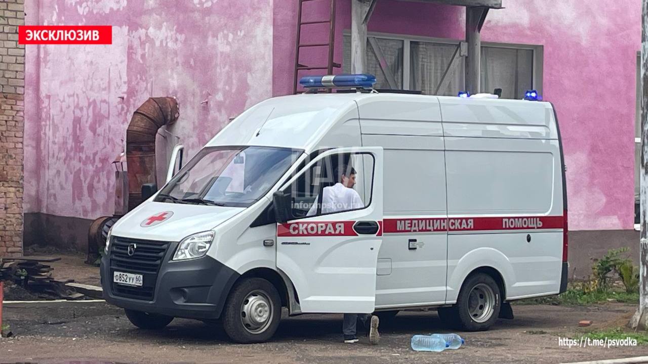 Пожарные ликвидируют возгорание ангара в Великих Луках