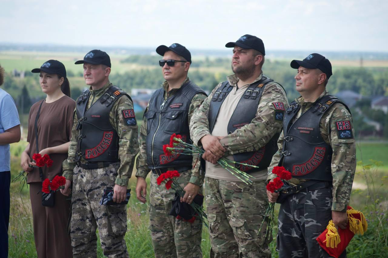 Мотоциклисты клуба «Ночные волки» Кузбасса возложили цветы к монументу ​«Ледовое побоище»