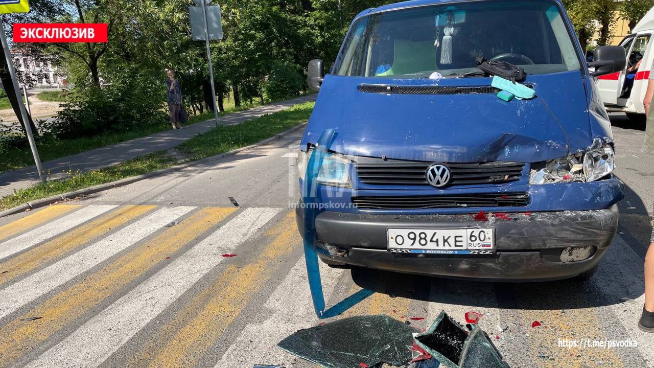 Три автомобиля столкнулись на перекрёстке в Острове