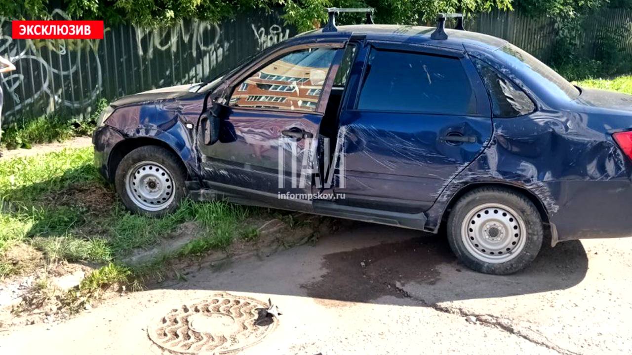 Водитель пострадал при столкновении двух автомобилей в Великих Луках