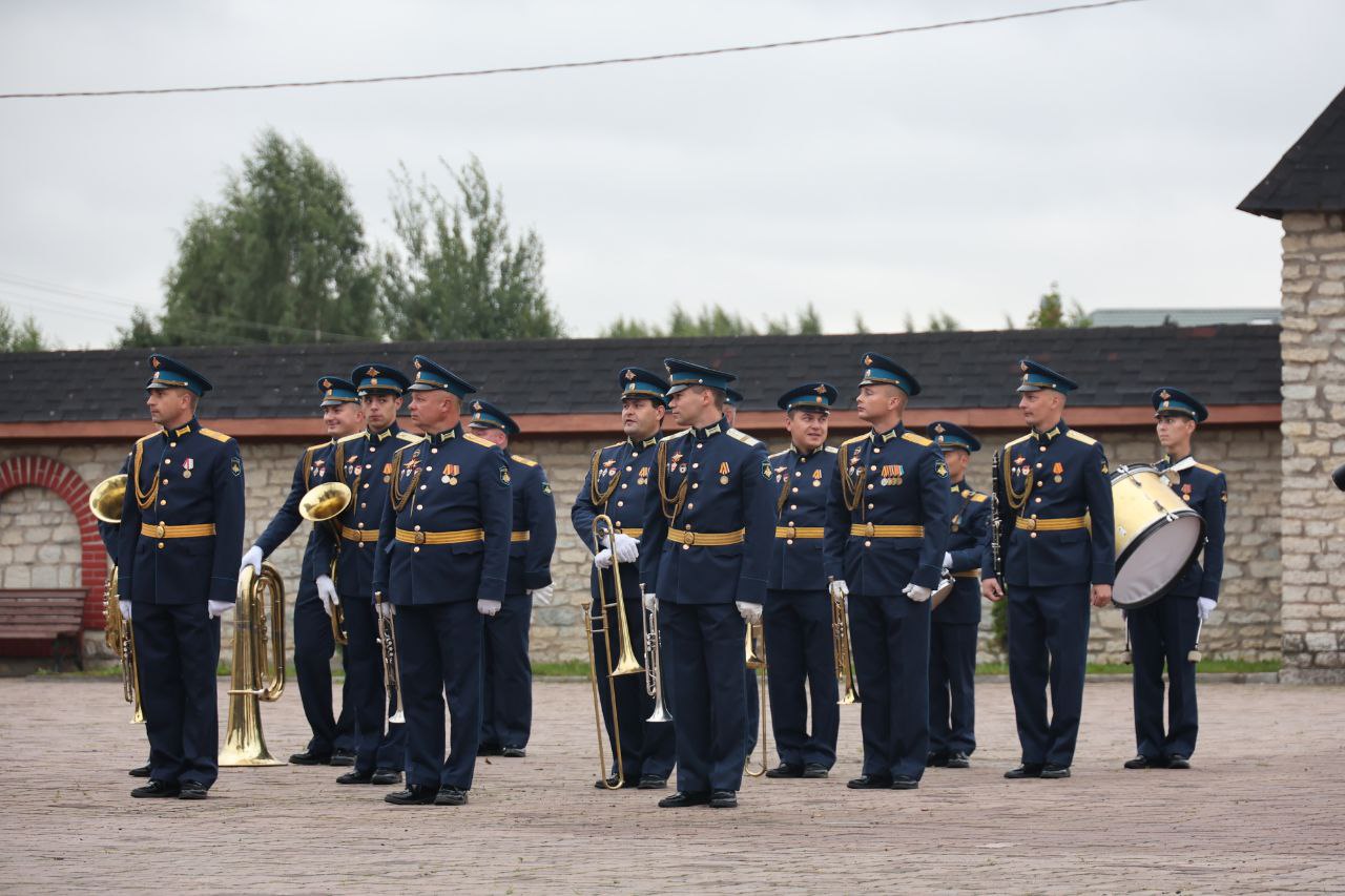 Возложение цветов к памятнику «Купол»