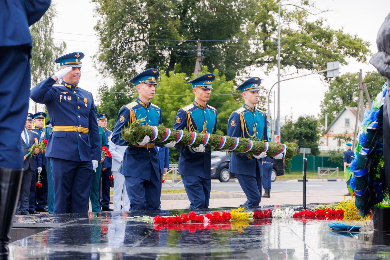 Память воинов-десантников почтили в Пскове в День ВДВ