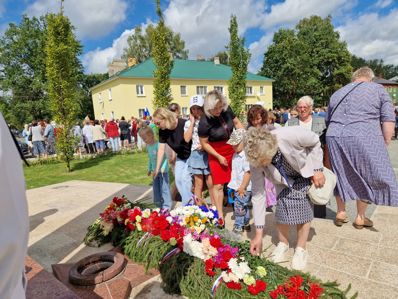 Возложение цветов к памятнику «Стела»