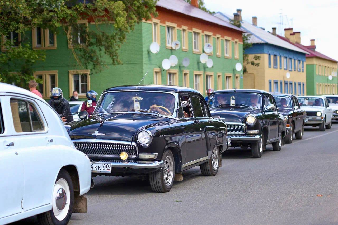 Ретроавтомобили украсили Печоры в День города