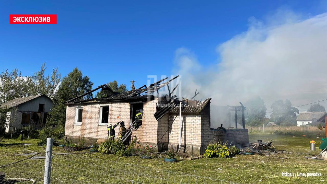 Жилой дом горит в Островском районе
