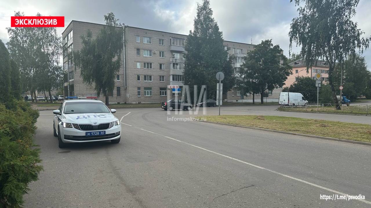 Электросамокатчик сбил пенсионерку в Великих Луках