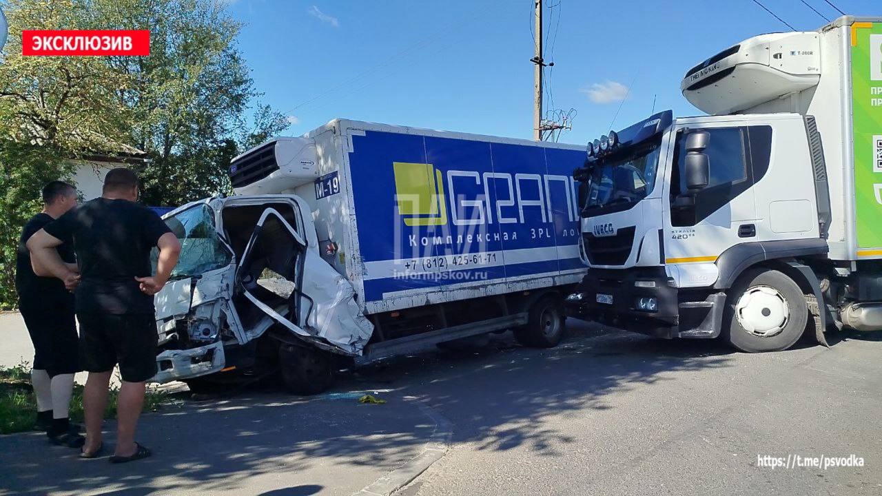 Два грузовика столкнулись в Пустошке 