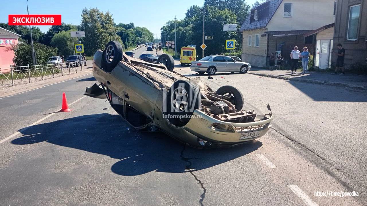 Водитель пострадал при столкновении трёх автомобилей в Опочке