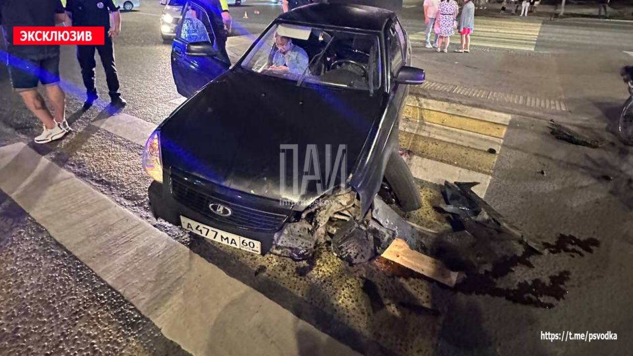 Автомобиль наехал на островок безопасности в центре Пскова