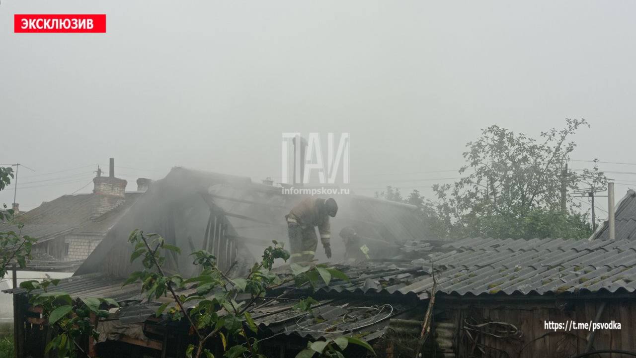 Пожарные ликвидируют возгорание на улице Медицинской в Опочке