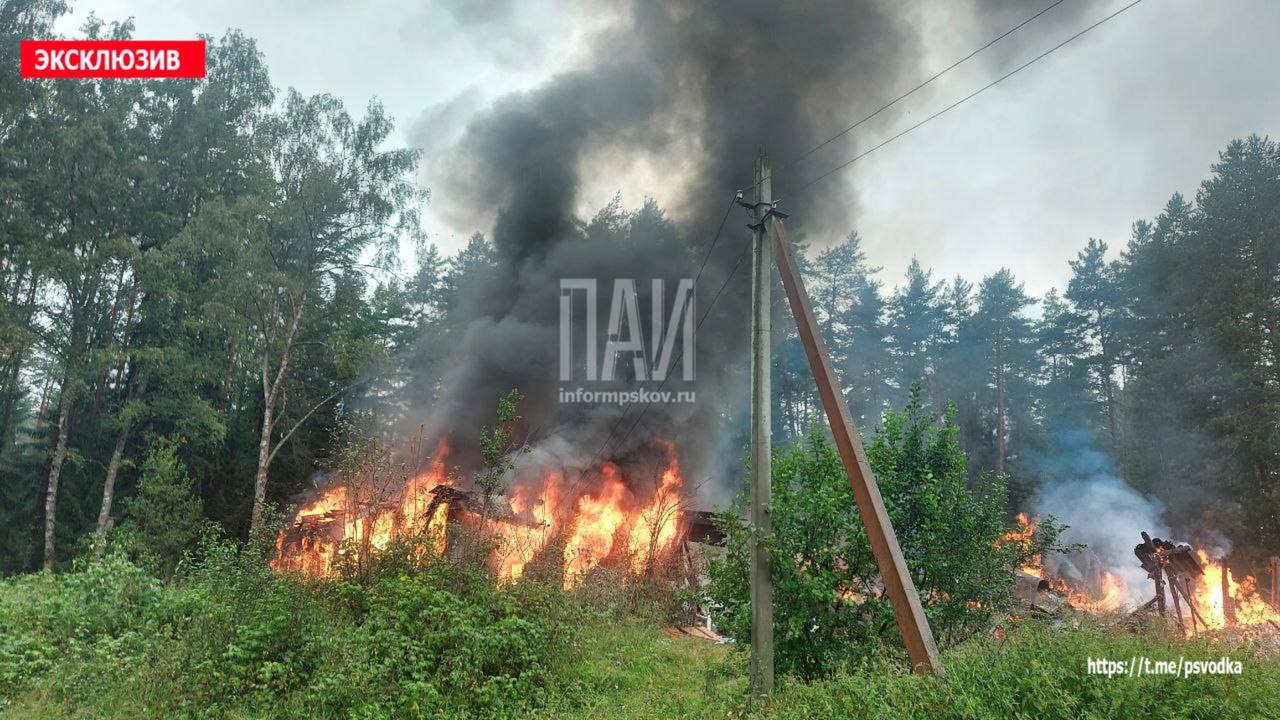 Пожарные ликвидируют возгорание в деревне Звоны Опочецкого района