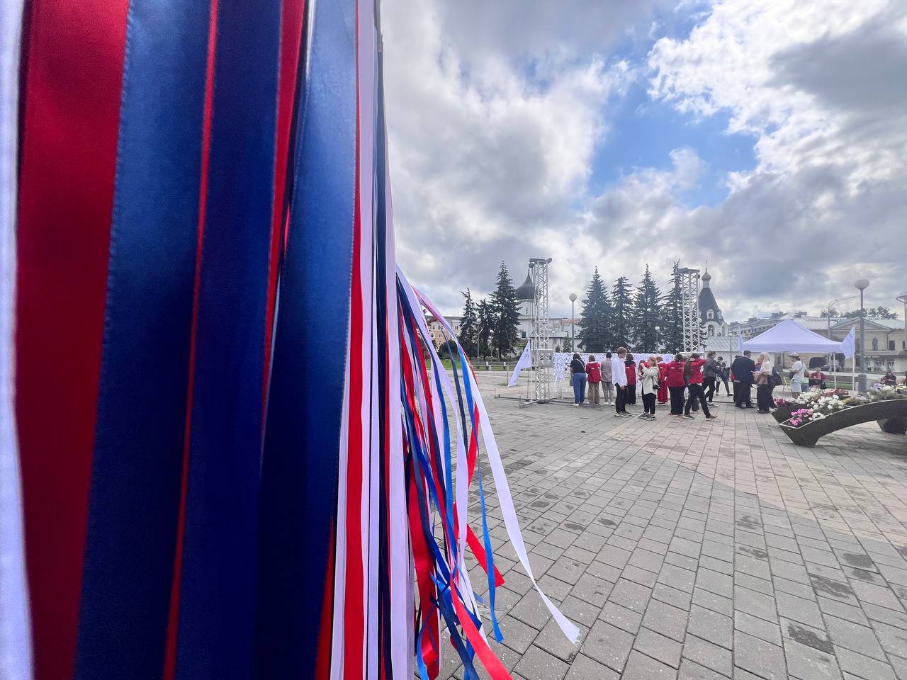 Огромный российский флаг из лент создается в центре Пскова