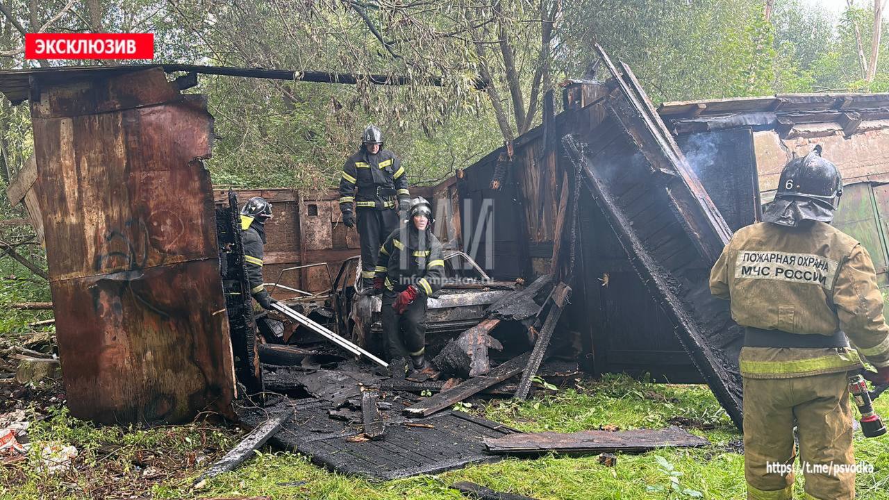 В Великих Луках пожарные ликвидируют возгорание гаража с автомобилем внутри