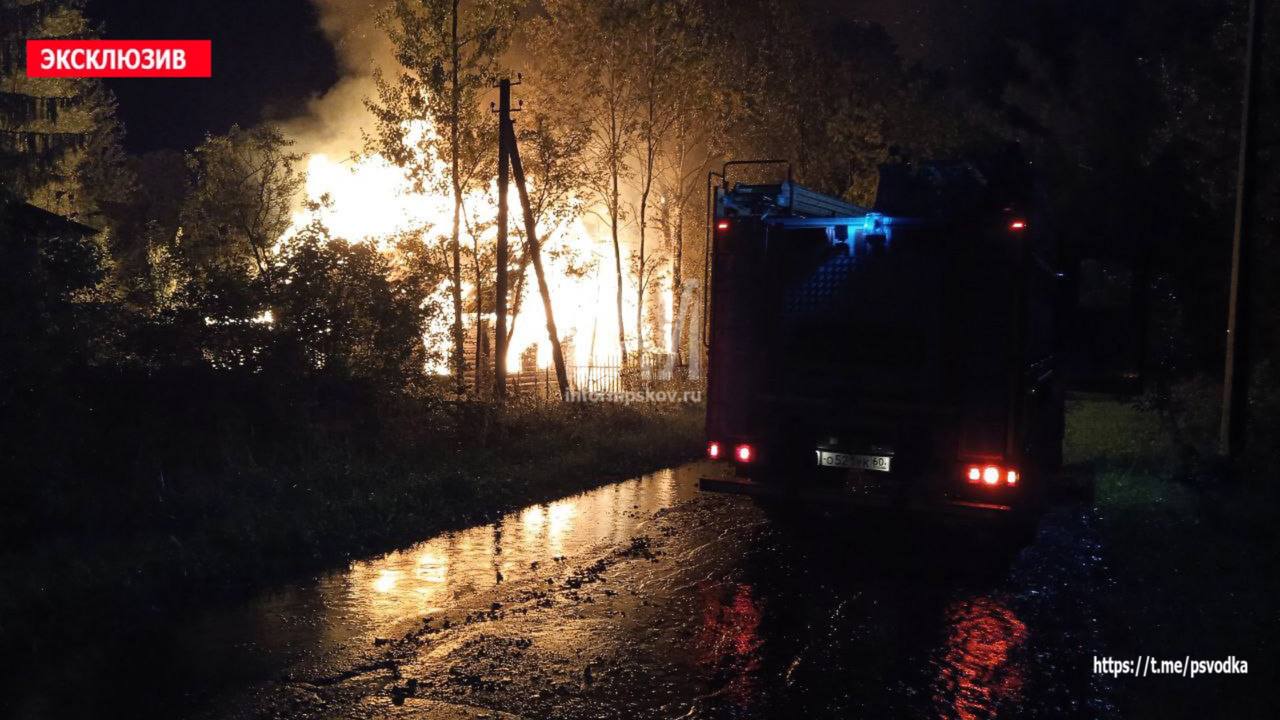 Заброшенный дом сгорел в Дно