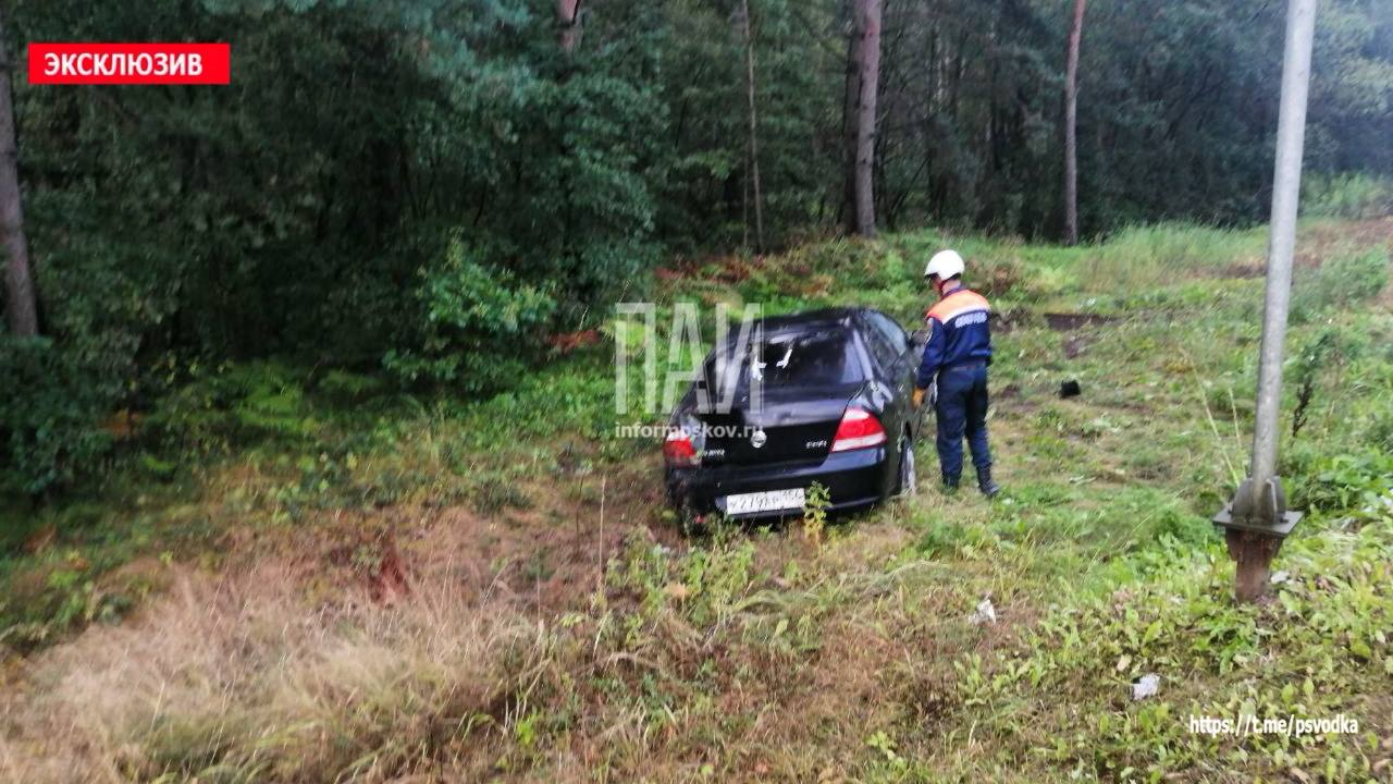 Автомобиль вылетел в кювет в Псковском районе 