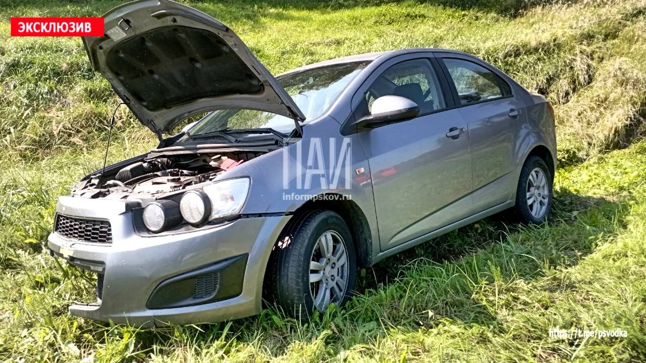 Автомобиль вылетел в кювет на трассе Санкт-Петербург – Невель